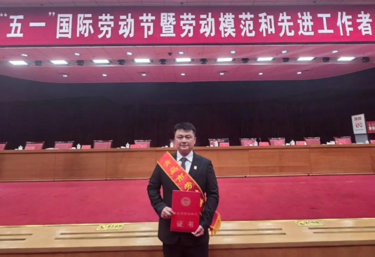徐尚獲評(píng)青島市勞動(dòng)模范 青島西海岸再獲官方背書